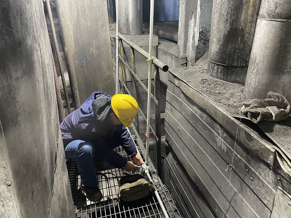 電氣檢修員工正在固定燈架與接線盒。.jpg