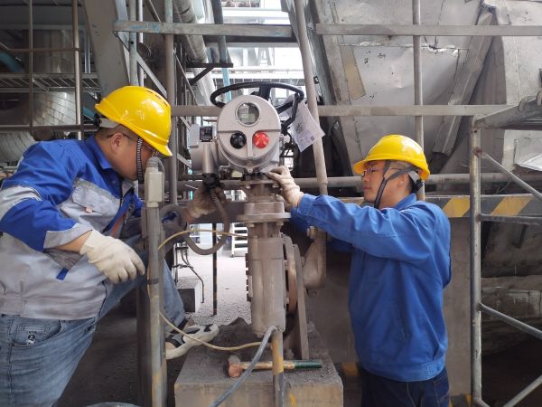 電氣檢修人員正在檢修電動執(zhí)行機構.jpg