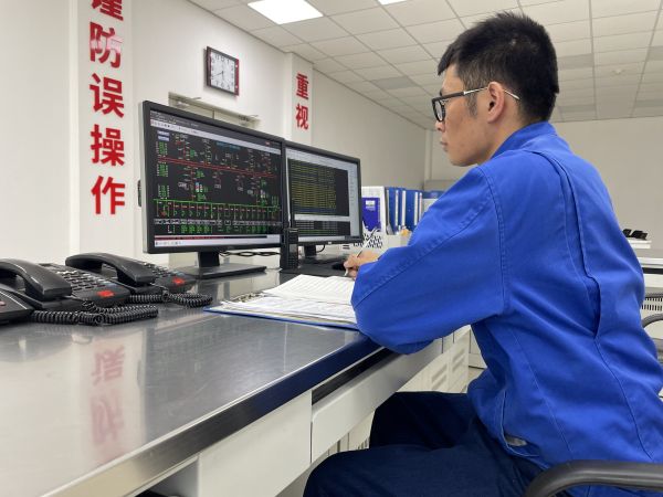 春節(jié)值班期間，運行員工第五江明在認真監(jiān)視變電所內設備運行數(shù)據(jù).jpg