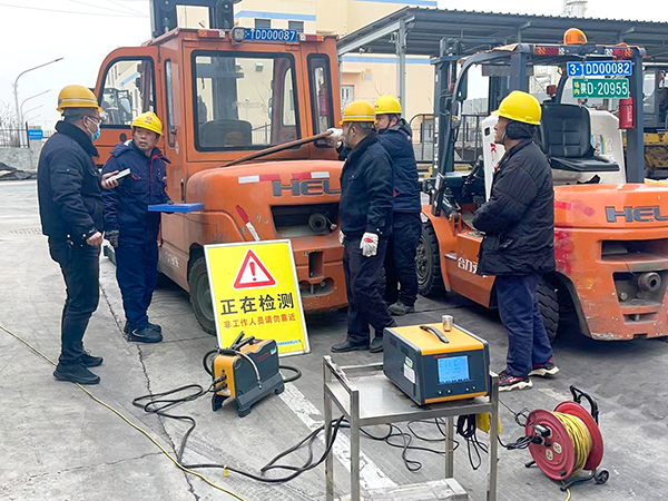 2月19日，運(yùn)銷分部，曹侃、伍思盈等人員，在北物流門現(xiàn)場(chǎng)檢測(cè)。運(yùn)銷分部 曹侃攝（2）.jpg