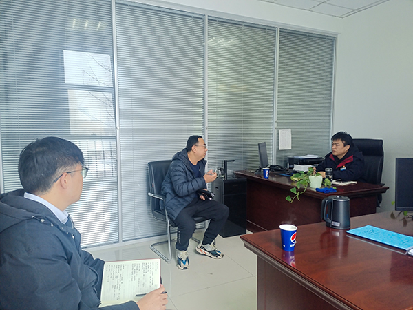 2月23日，運(yùn)銷(xiāo)分部，曹侃、伍思盈人員，在分部辦公室對(duì)標(biāo)交流。運(yùn)銷(xiāo)分部 伍思盈 攝.jpg