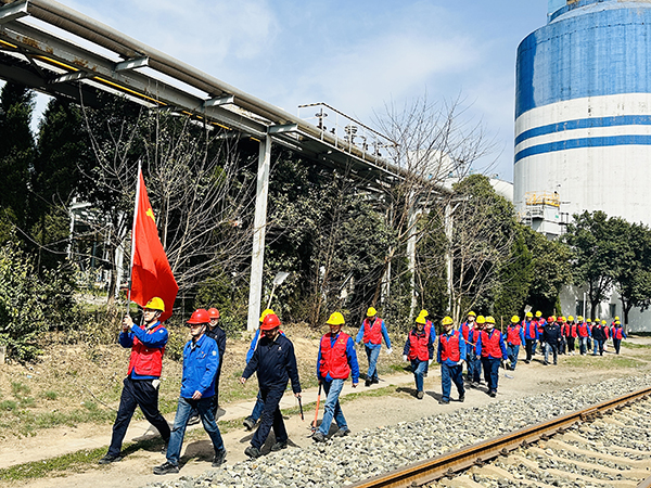 3月20日下午，物料車間黨支部開展了“清除雜草保安全 志愿服務(wù)顯擔(dān)當(dāng)”主題活動(dòng)，   600.jpg