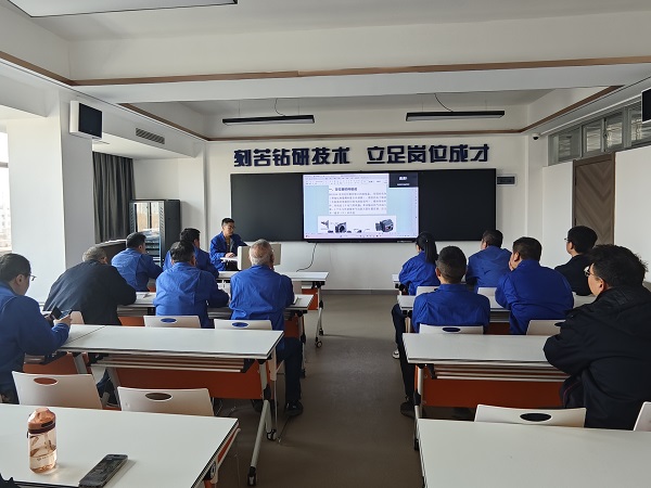 3月20日，計(jì)控電儀部青年講師郭愛軍為部門人員進(jìn)行Fisher智能定位器DVC6200專項(xiàng)培訓(xùn)1.jpg