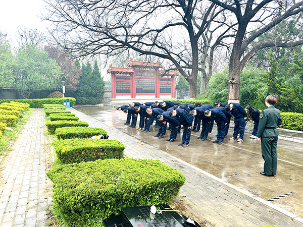 4月2日下午，渭化集團(tuán)組織黨員代表、團(tuán)員青年代表走進(jìn)渭南市臨渭區(qū)王尚德烈士陵園，開展清明節(jié)祭掃活動(dòng)。烈士紀(jì)念碑前默哀鞠躬.JPG