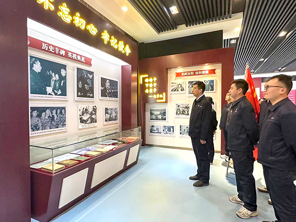 2024年4月9日乙二醇車間黨員職工們，駐足學(xué)習(xí)趙夢桃個人事跡.jpg
