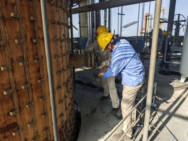 4月15日，三期大檢修現(xiàn)場，計控電儀部段長左克利和老師傅吳培榮一起進行六號爐高溫?zé)犭娕疾饳z工作.jpg
