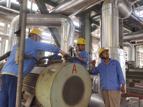 4月19日，魏駟超跟隨師傅對電機(jī)進(jìn)行巡檢.jpg