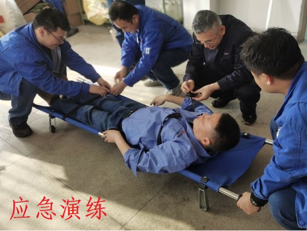4月26日，尿素車間對(duì)擔(dān)架操作進(jìn)行培訓(xùn).jpg