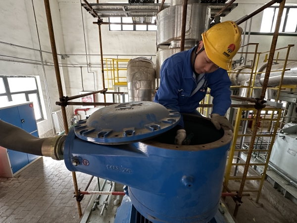 5月6日，電氣檢修工魏晨光緊固電機(jī)接線盒內(nèi)接線.jpg