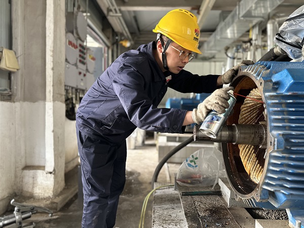 5月7日，檢修人員趙佳偉處理電機(jī)內(nèi)銹跡.jpg