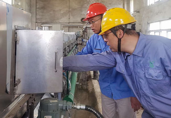 5月23日，各部門(mén)協(xié)作搶修造粒機(jī).jpg