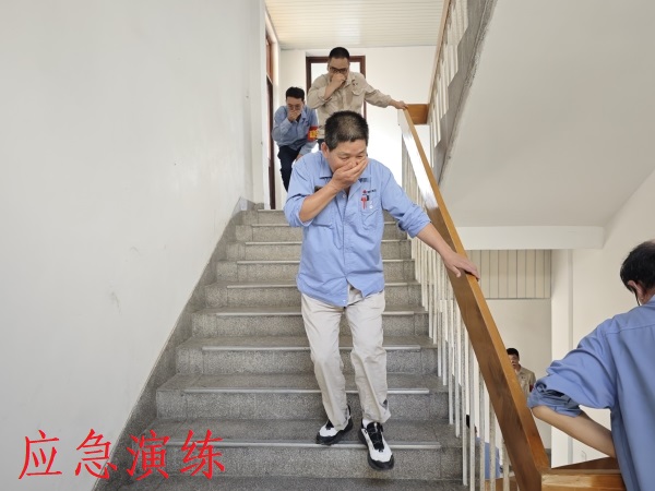 6月13日上午，各樓層人員在疏散引導(dǎo)組成員的帶領(lǐng)下進行有序逃生.jpg