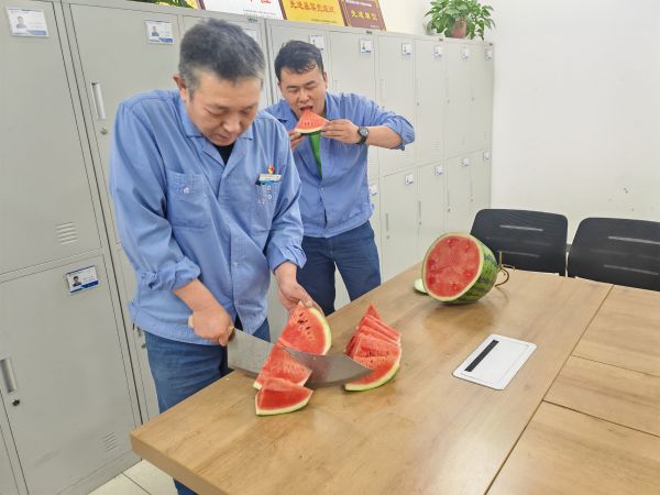 圖3 6月25日，班長(zhǎng)雷仲民正在切西瓜。 肖歡 攝.jpg