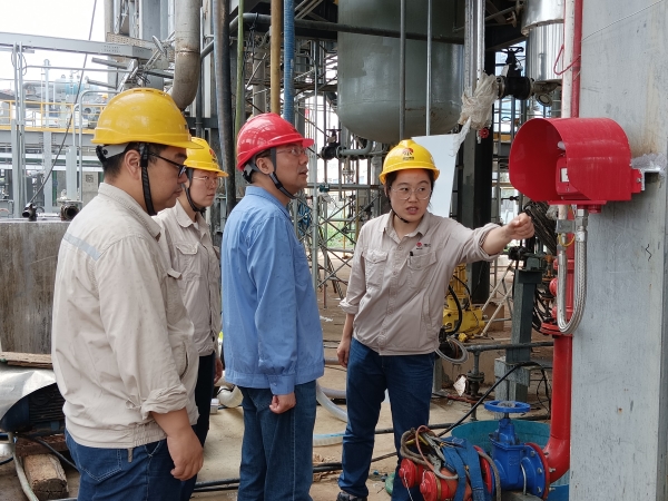 7月17日，計控電儀部副部長劉勇組織電氣儀表相關人員在醋酸甲酯中試項目現(xiàn)場進行素質提升工作實踐交流（2）.jpg