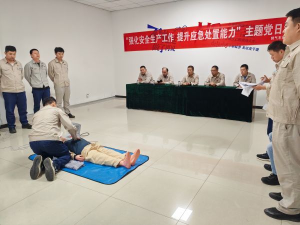 圖2 7月26日，張力演示心肺復蘇全過程。.jpg
