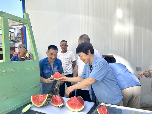 8月1日，工會(huì)劉婕給戶外工作員工送西瓜.jpg