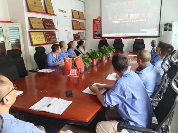 8月28日，車間管理人員觀看警示視頻.jpg
