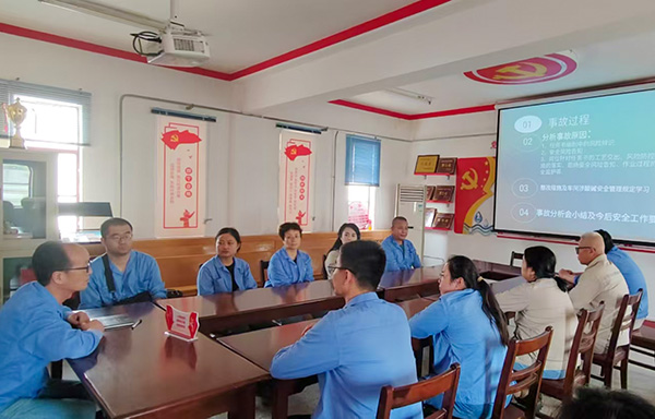 近日，物料車間主任喬玄帶領(lǐng)班組人員學(xué)習(xí)事故，并結(jié)合各自崗位工作展開討論.jpg