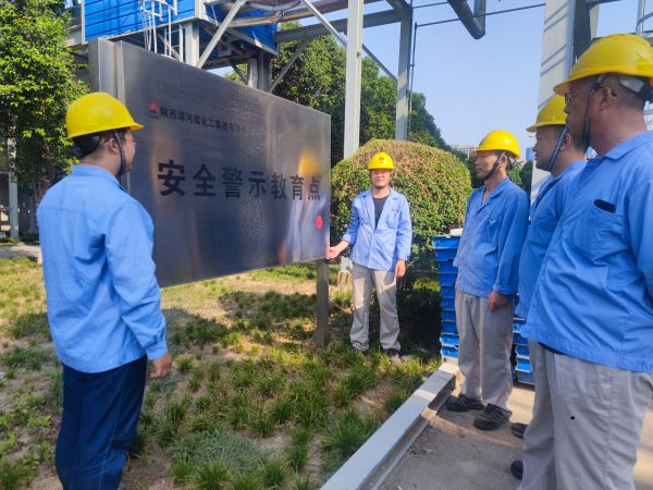 近日，計控電儀部部門領導和安全員組成專項督查小組對部門人員進行現(xiàn)場安全警示教育.jpg