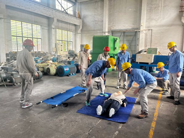 近日，為了提升員工的安全應急處置能力和實踐技能，計控電儀部組織檢修一班進行觸電應急演練.jpg