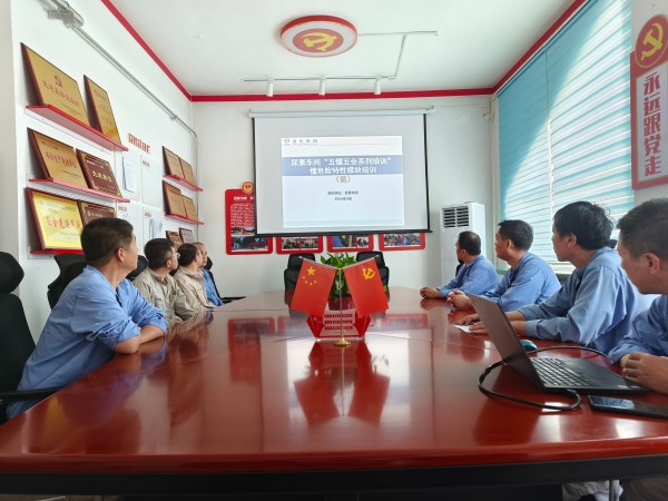 9月26日，技術(shù)員曾迎軍對(duì)班組進(jìn)行懂會(huì)能日常培訓(xùn).jpg