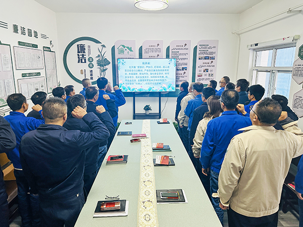 10月21日下午，物料車間黨支部開展了以“敲響廉潔警鐘、繃緊安全之弦、筑牢廉潔安全‘雙防線’”為主題的警示教育活動(dòng)，--圖為職工進(jìn)行安全承諾宣誓.jpg