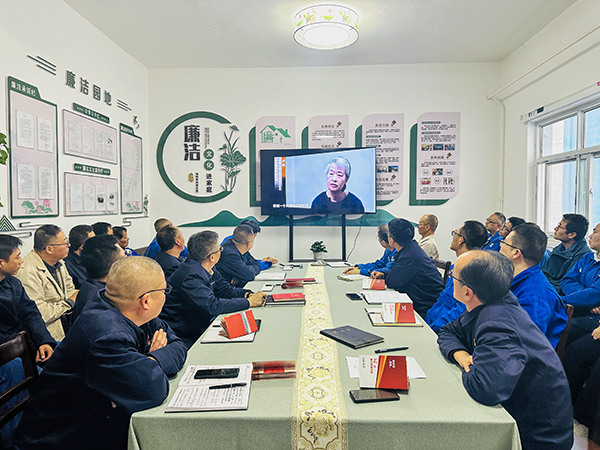 10月21日下午，物料車間黨支部開展了以“敲響廉潔警鐘、繃緊安全之弦、筑牢廉潔安全‘雙防線’”為主題的警示教育活動(dòng)，--圖為觀看廉潔警示教育專題片.jpg
