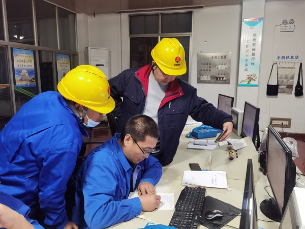 10月23日，電氣人員正在中控室處理PLC故障.jpg