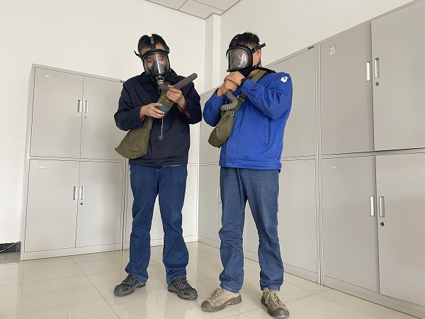 運行工段員工正在練習(xí)如何將面具與濾毒罐正確組裝。.jpg