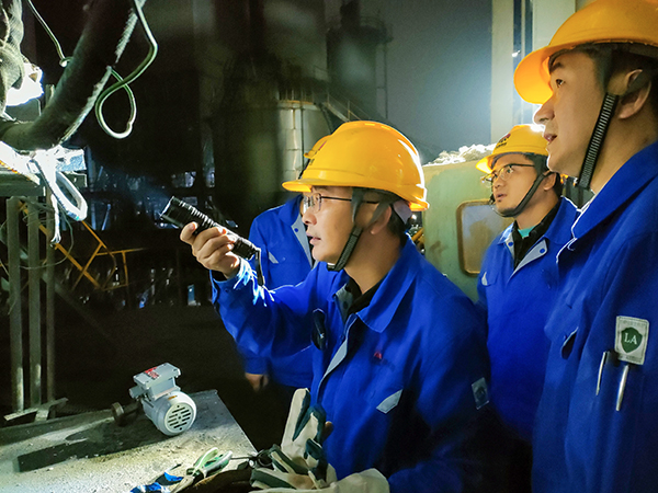 10月30日晚21時20分，工藝電氣人員現(xiàn)場共同檢查并協(xié)商故障處理辦法.jpg