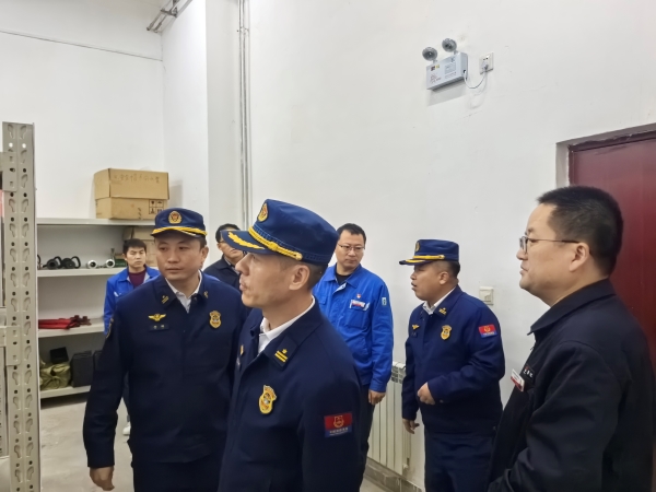 11月13日，咸陽(yáng)市消防救援支隊(duì)檢查消防器材庫(kù).jpg