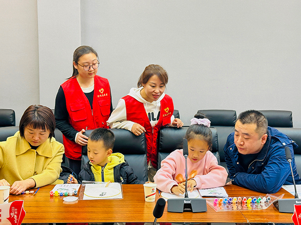 11月30日晚，物料車間黨支部開展“清風(fēng)常伴 以廉守家”為主題的廉潔文化進家庭活動--志愿者指導(dǎo).jpg