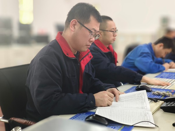 12月2日，尿素車間化工三班中控人員認(rèn)真監(jiān)盤1.jpg