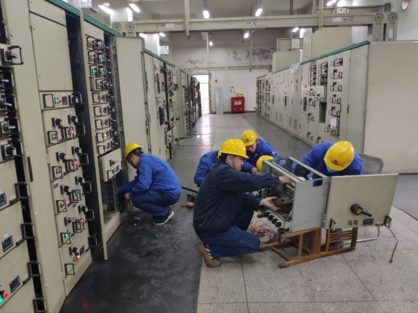 12月，檢修二班自主維修配電室開(kāi)關(guān)柜.jpg