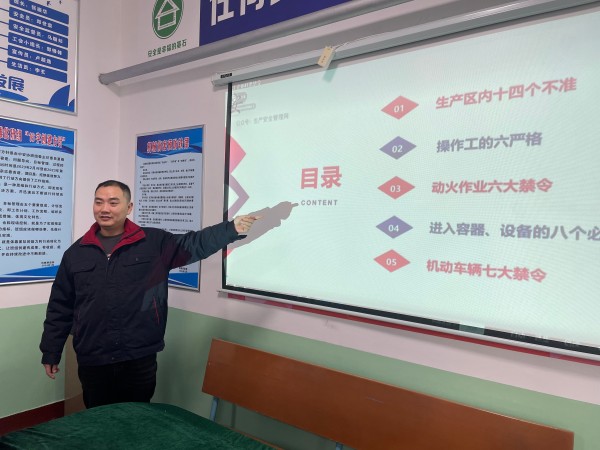 員工陳力上講臺(tái)分享自己對學(xué)習(xí)心得和見解.jpg