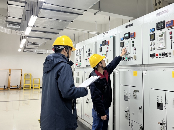 12月，計控電儀部運行人員正在巡檢.jpg