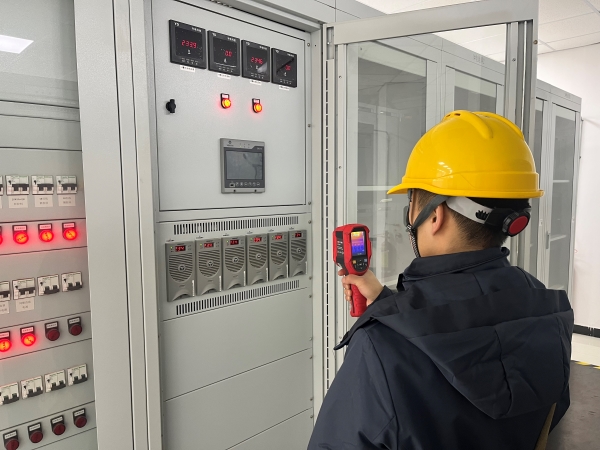 12月，計控電儀部運行人員正在用測溫儀排查隱患.jpg