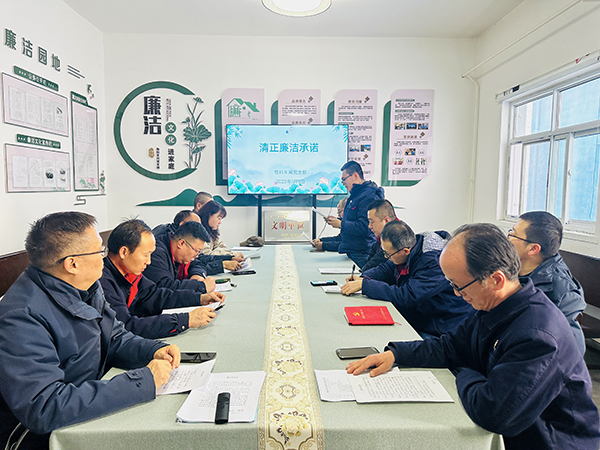 1月9日下午，物料車間黨支部組織黨員領(lǐng)導(dǎo)干部及重點(diǎn)崗位人員開展了新年“第一課”活動(dòng)。--圖為重點(diǎn)崗位人員趙宇進(jìn)行清正廉潔承諾.jpg