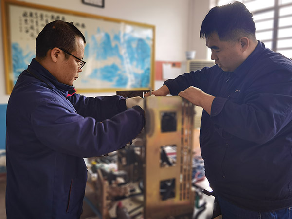 1月14日，檢修一班技術(shù)骨干正在對(duì)氬壓縮機(jī)控制回路技術(shù)改造2.jpg