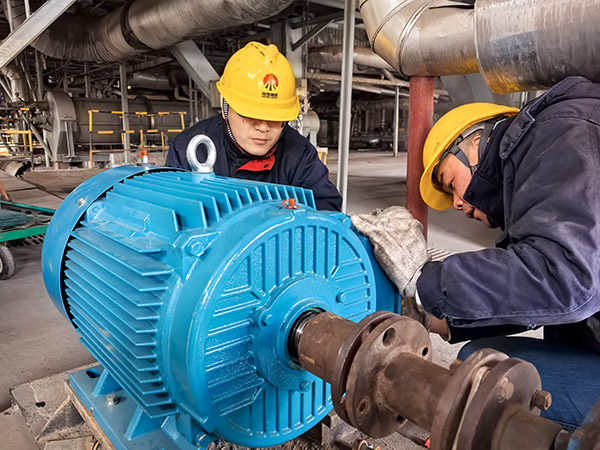 1月20日，檢修三班正在對(duì)鍋爐疏水泵電機(jī)進(jìn)行更換1.jpg
