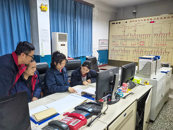 1月22日，張瑩和同事對操作票進(jìn)行講解.jpg