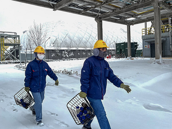 積雪過厚，步行去取樣.jpg