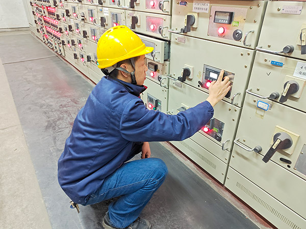 2月5日，運(yùn)行人員正在配電室巡檢.jpg