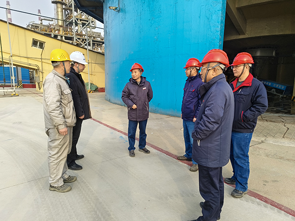 2月18日，基建部部長張政權(quán)與尿素車間主任王濤現(xiàn)場檢查項目情況1.jpg