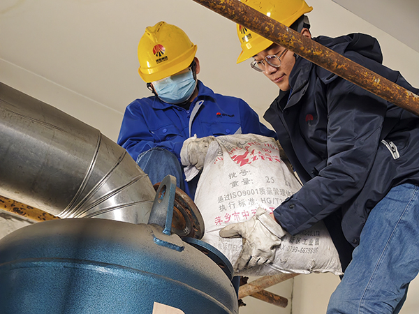 2.19日動(dòng)力車間三期干燥機(jī)廠房?jī)?nèi)，劉凱、張樂正在更換吸附劑.jpg
