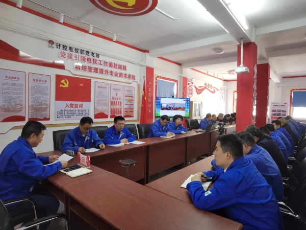 2025年3月，在支部學習會之余，計控電儀部黨支部書記王文波帶領(lǐng)黨員領(lǐng)導(dǎo)干部認真梳理一二期檢修項目計劃.jpg