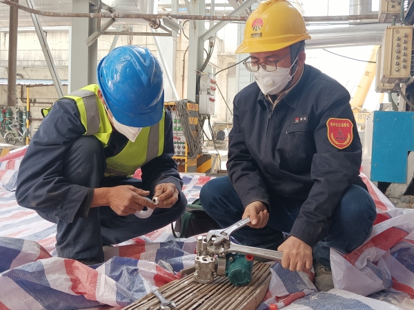 4月13日，計(jì)控電儀部員工方立民在一期空分現(xiàn)場(chǎng)進(jìn)行空分儀表的更換工作.jpg