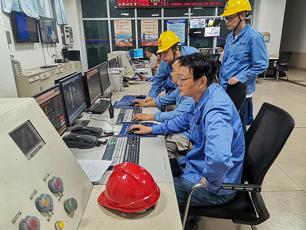 4月21日，3號鍋爐點(diǎn)爐，車間各工藝人員正在精心操作，嚴(yán)密監(jiān)控.jpg