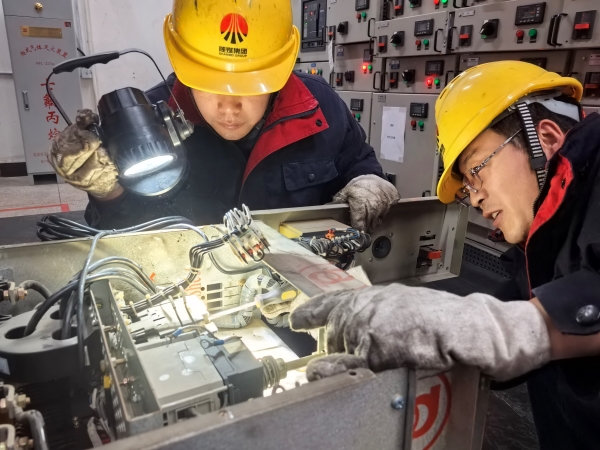 檢修人員自主維修開關配電設施.jpg