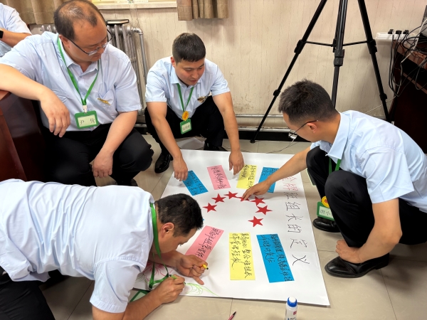 班組長學員在認真制作手抄報.jpg